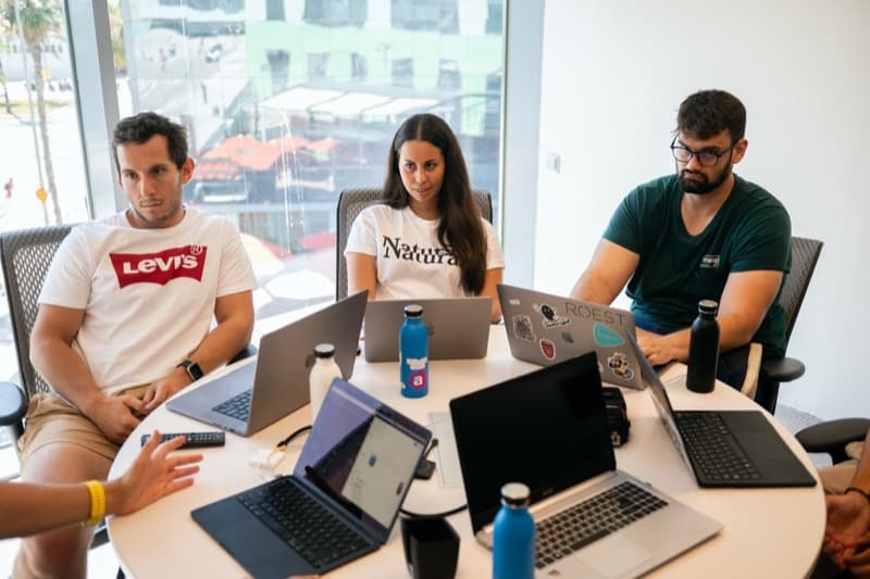 Students working together at arol.dev